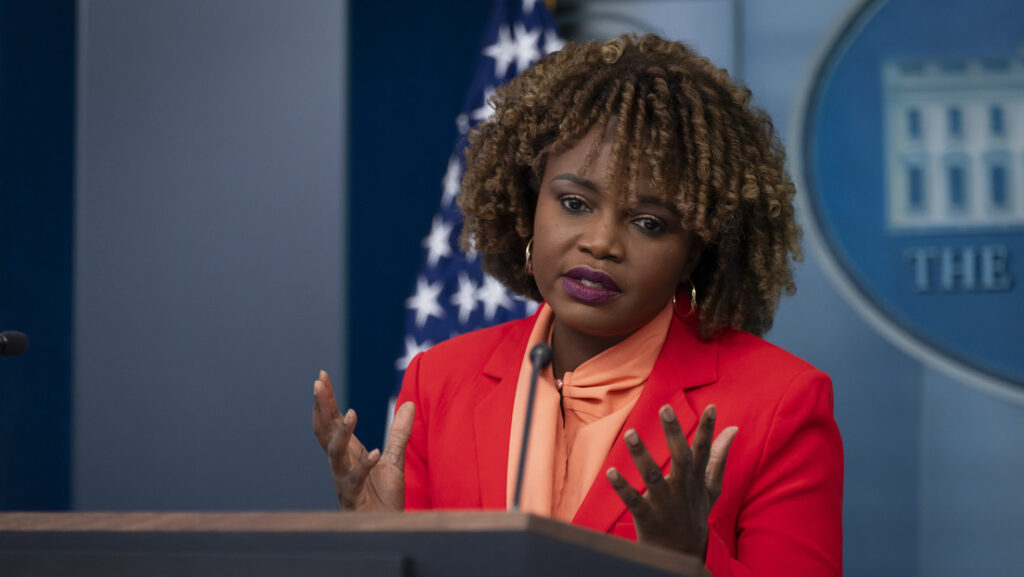 Trump despide a Karine Jean-Pierre