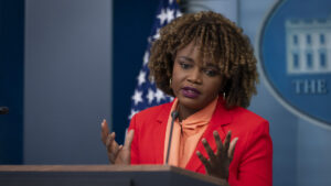 Trump despide a Karine Jean-Pierre