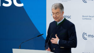 Organizador de la Conferencia de Múnich llora