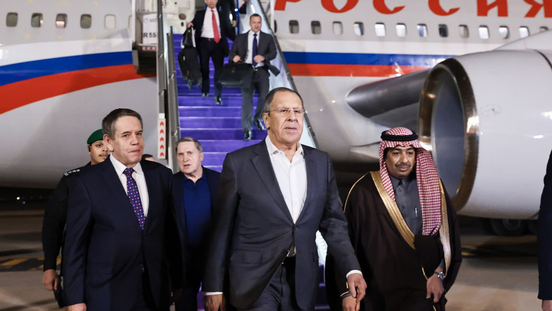 Jefe de la diplomacia rusa llega a Arabia Saudita