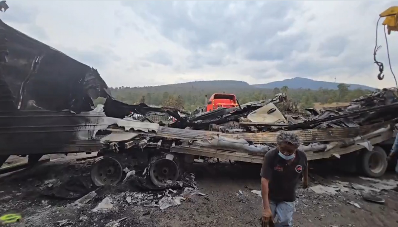 Impactante explosión de transporte de gas en una autopista de México