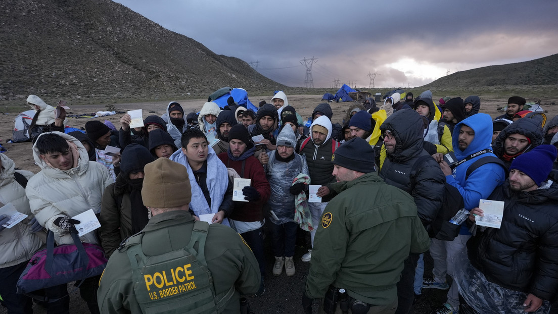 Ordena Trump terminar con los beneficios federales para inmigrantes ilegales