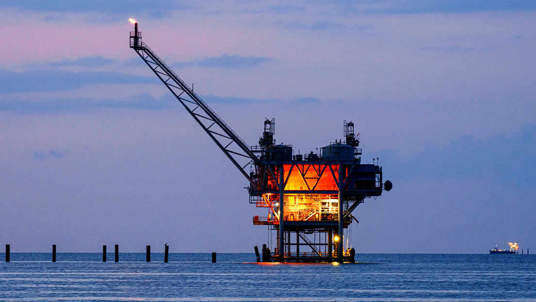 El G7 retira la petición de endurecer el tope del precio al petróleo ruso
