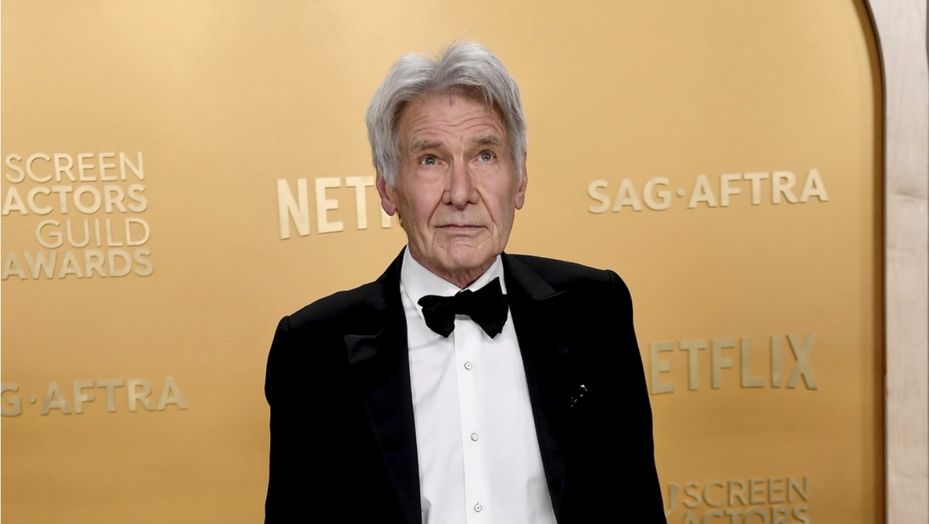 Harrison Ford elige el momento menos oportuno para comer en una gala
