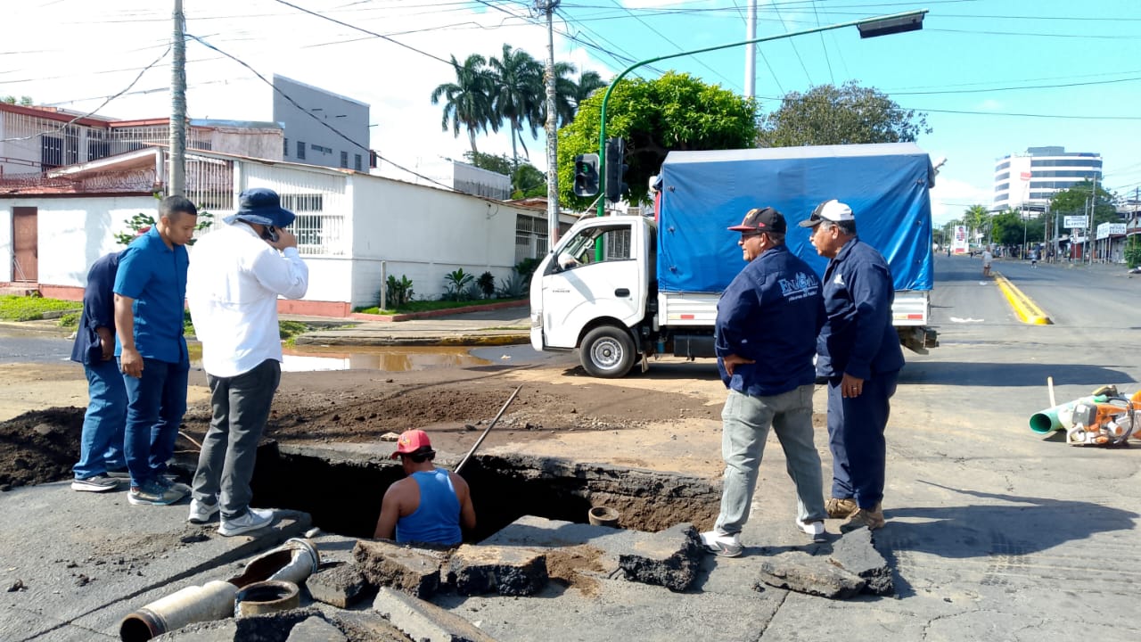 Alcaldía de Managua resuelve situación generada por tubo roto en la Colonia Centroamérica