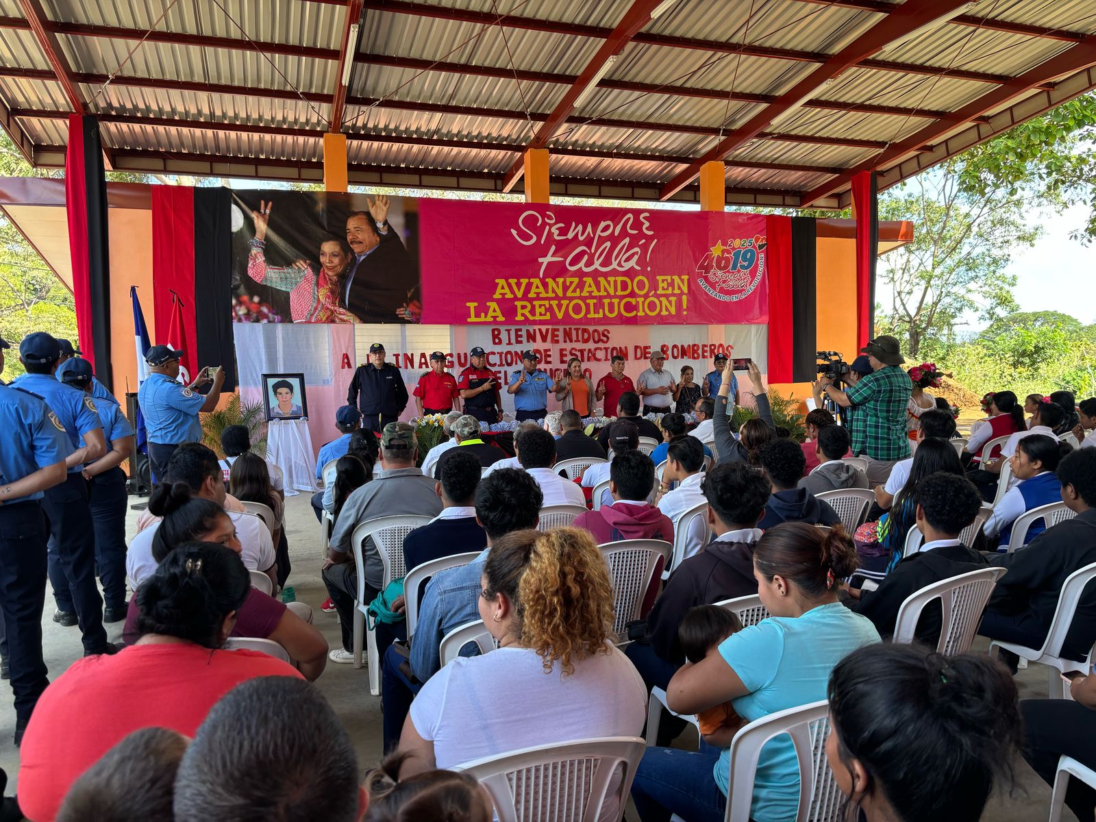 Familias de El Crucero celebran la apertura de nueva estación de bomberos