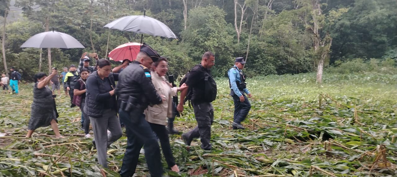 Aterriza de emergencia el helicóptero donde viajaba la presidenta de Honduras