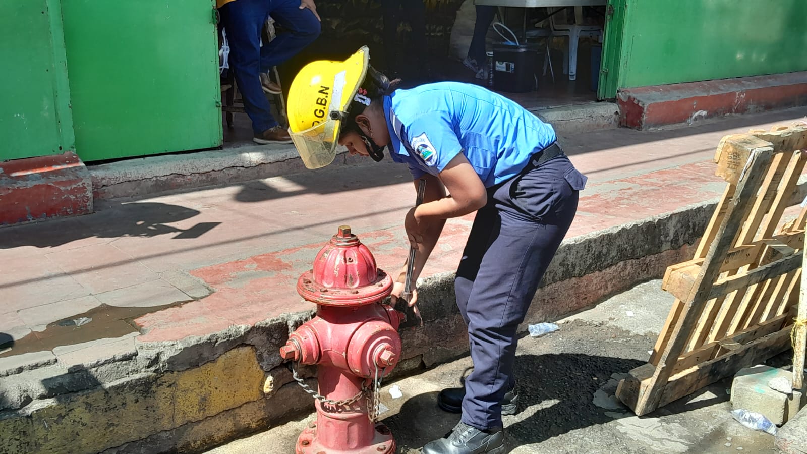 Supervisan estado de hidrantes y conexiones eléctricas en el Mercado Oriental