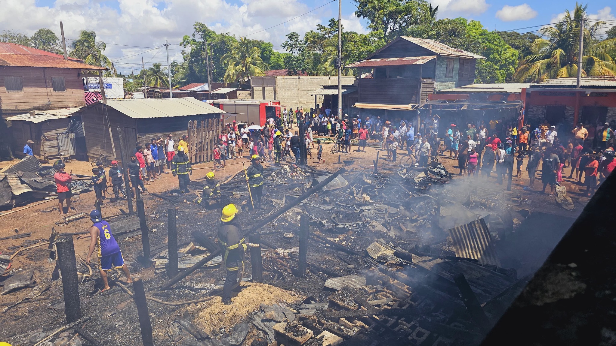 Incendio en Bilwi arrasa con una casa y varios negocios