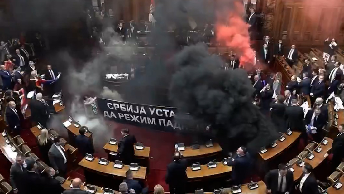 Caos en el Parlamento serbio: lanzan granadas de humo y encienden antorchas en plena sesión
