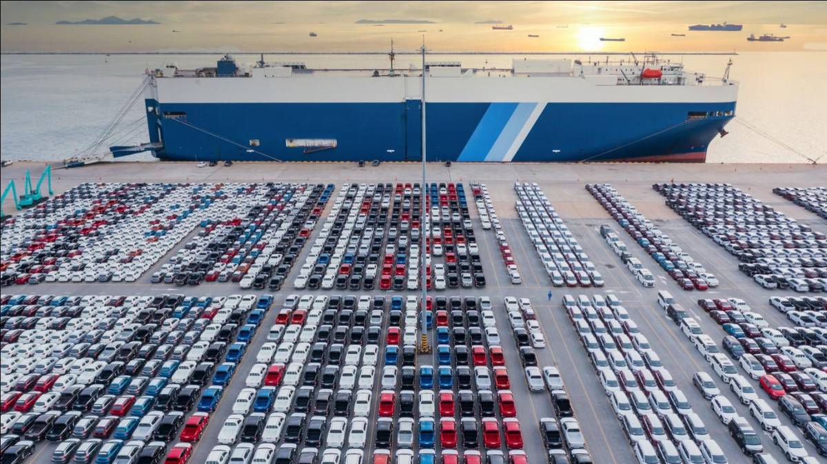 Trump retrasa los aranceles a automóviles procedentes de México y Canadá