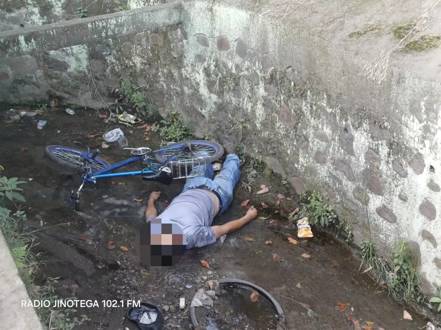 Ciclista de 36 años muere al caer a cauce de dos metros en Jinotega