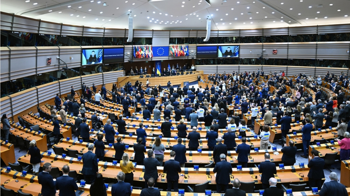 Medvédev se burla de las fracasadas amenazas de Occidente y lanza una advertencia a Macron