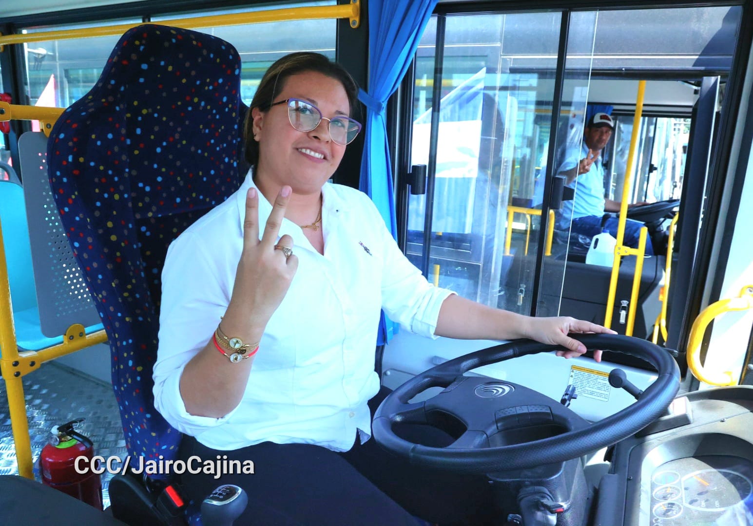 Entregan buses nuevos a cooperativas y aseguran que no habrá alza en el pasaje