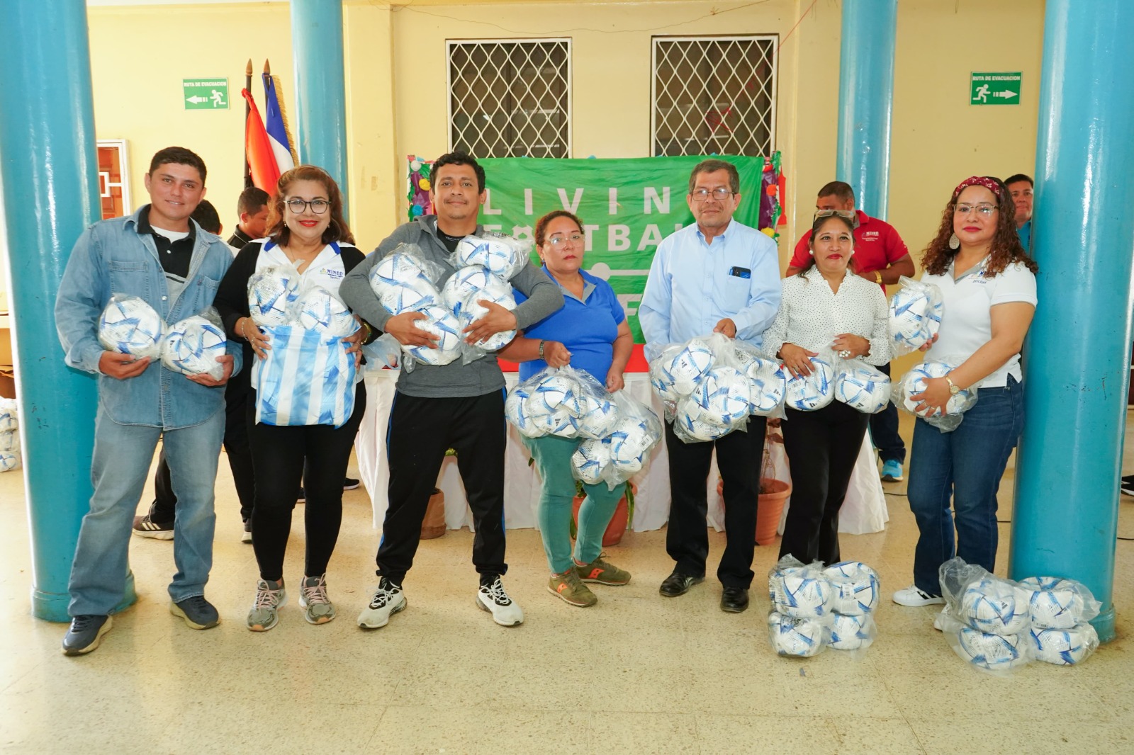 FIFA entrega balones de fútbol a 50 colegios de Managua