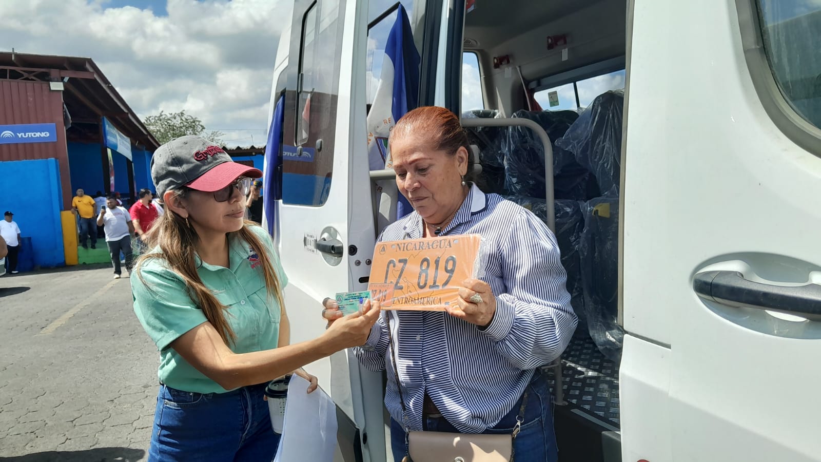 Entregan 100 microbuses chinos nuevos a cooperativas de Carazo