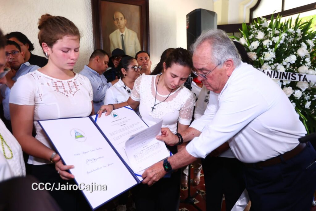 guerrillera Gladys Báez recibe la Orden Augusto C. Sandino