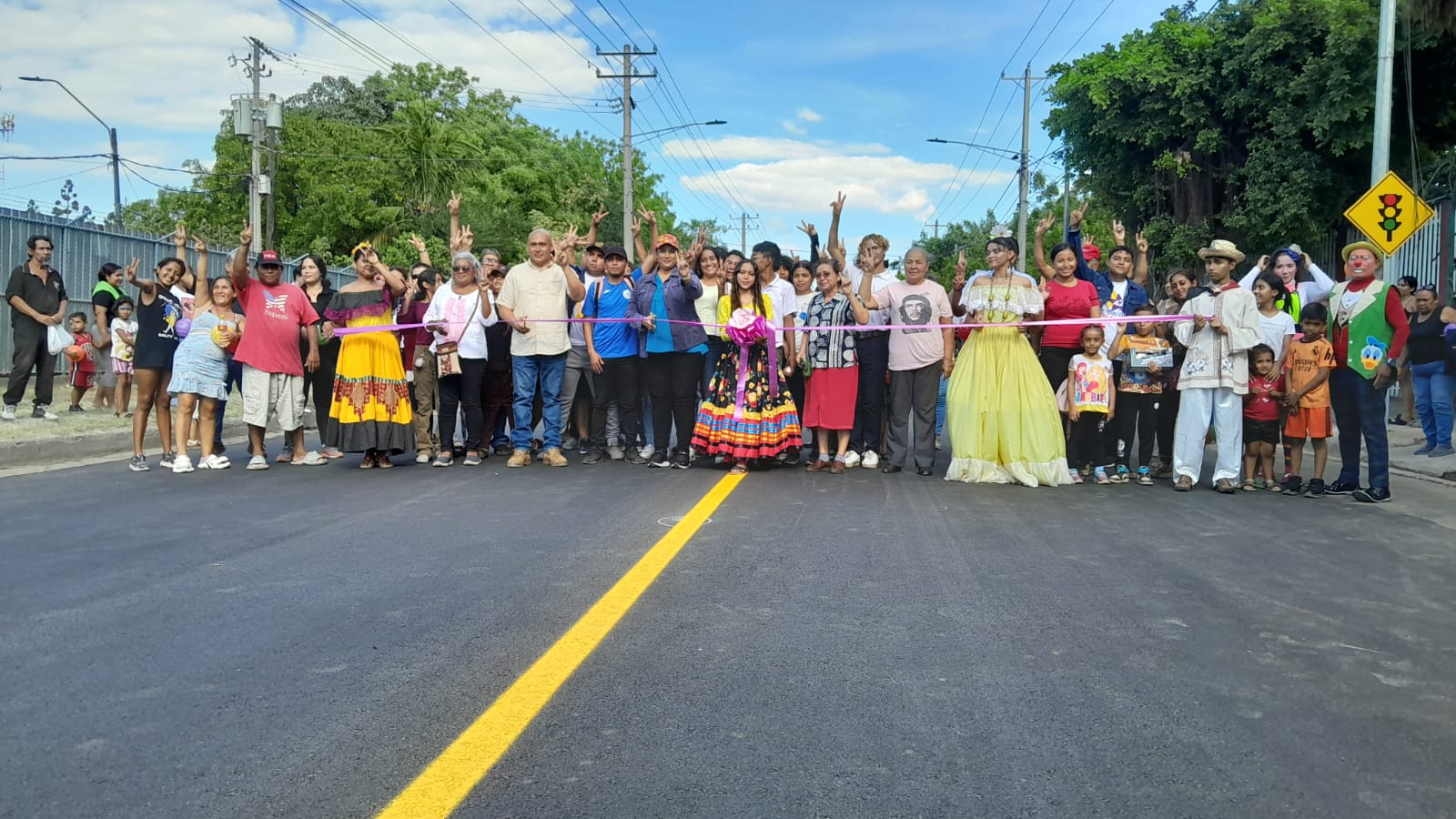 Pobladores celebran la inauguración de la segunda etapa de la calle El Triunfo de Managua
