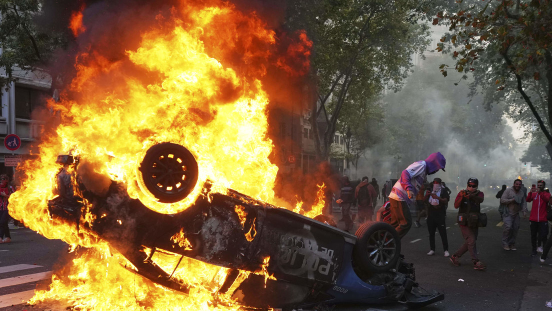 Manifestantes e hinchas de Argentina chocan con la Policía en una masiva protesta