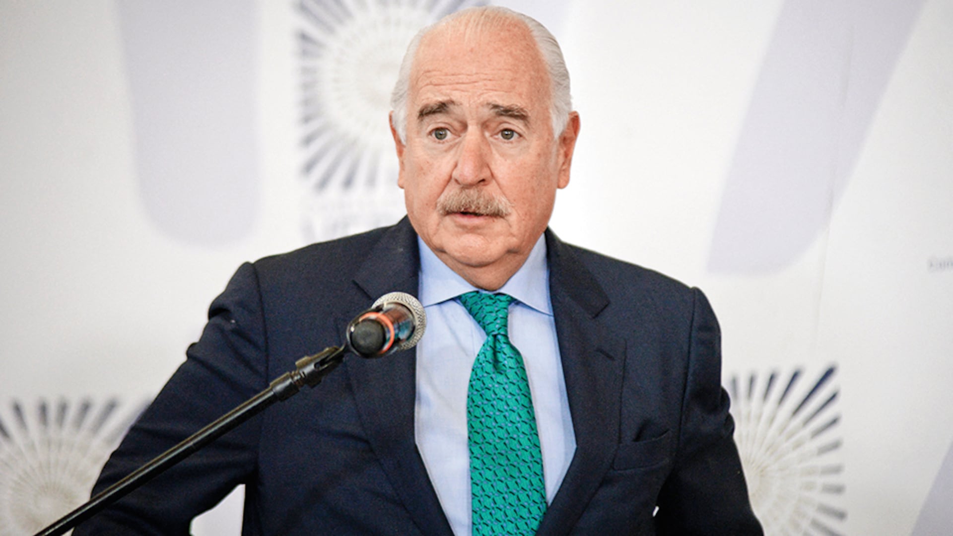 Expresidente colombiano Andrés Pastrana es retenido en un aeropuerto de Angola