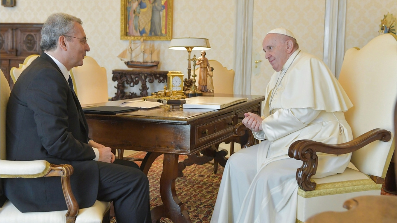 Advierten que la Iglesia católica debería “repensar” el pontificado, mientras Francisco cumple un mes internado