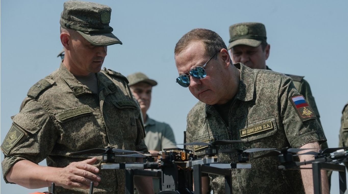 “Si se niegan a deponer las armas, serán eliminados sin piedad”: Medvédev sobre las tropas de Kiev en Kursk