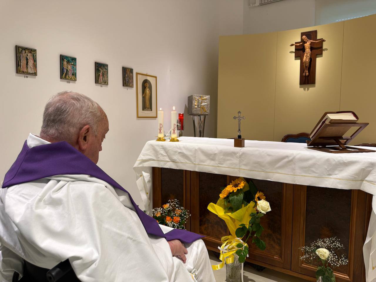 Publican la primera foto del papa Francisco tras un mes hospitalizado