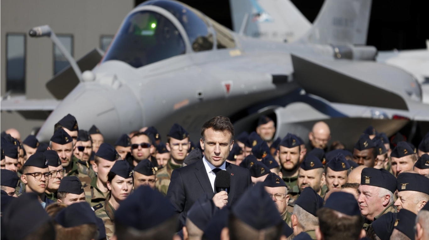 Macron insta a Europa a armarse tras la conversación entre Putin y Trump