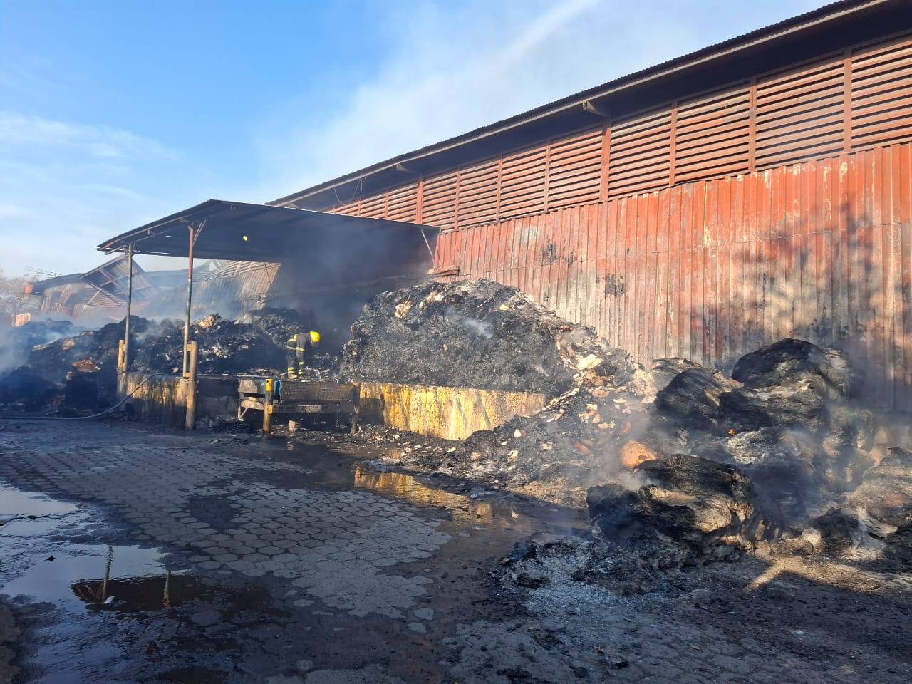 Incendio arrasa con bodegas de empresa recicladora en Distrito VI de Managua