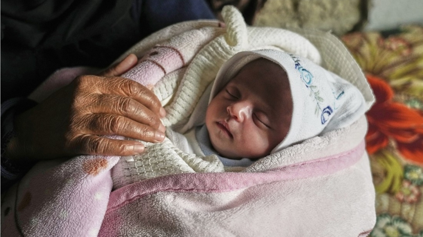 Rescatan en Gaza a una bebé de un mes atrapada bajo los escombros