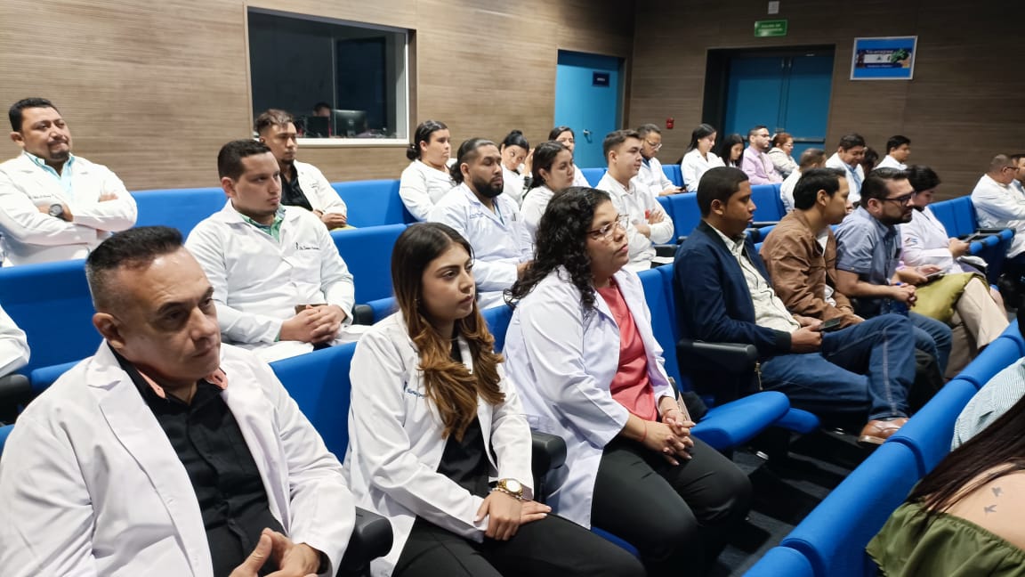 Estudiantes de medicina interna realizan exposiciones sobre diversas enfermedades