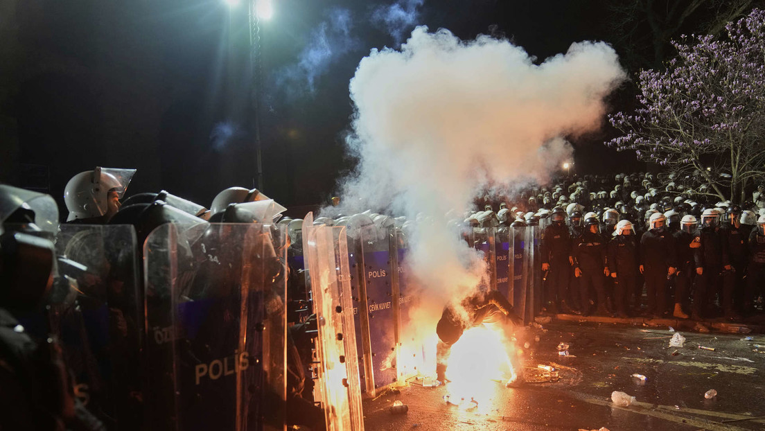 Cañones de agua contra botellas y petardos: caos en las calles de Turquía por choques entre policías y manifestantes