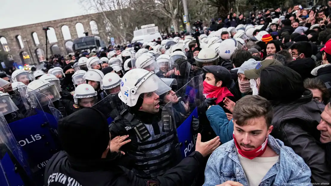 Suspenden de sus funciones al alcalde de Estambul, cuya detención desató masivas protestas