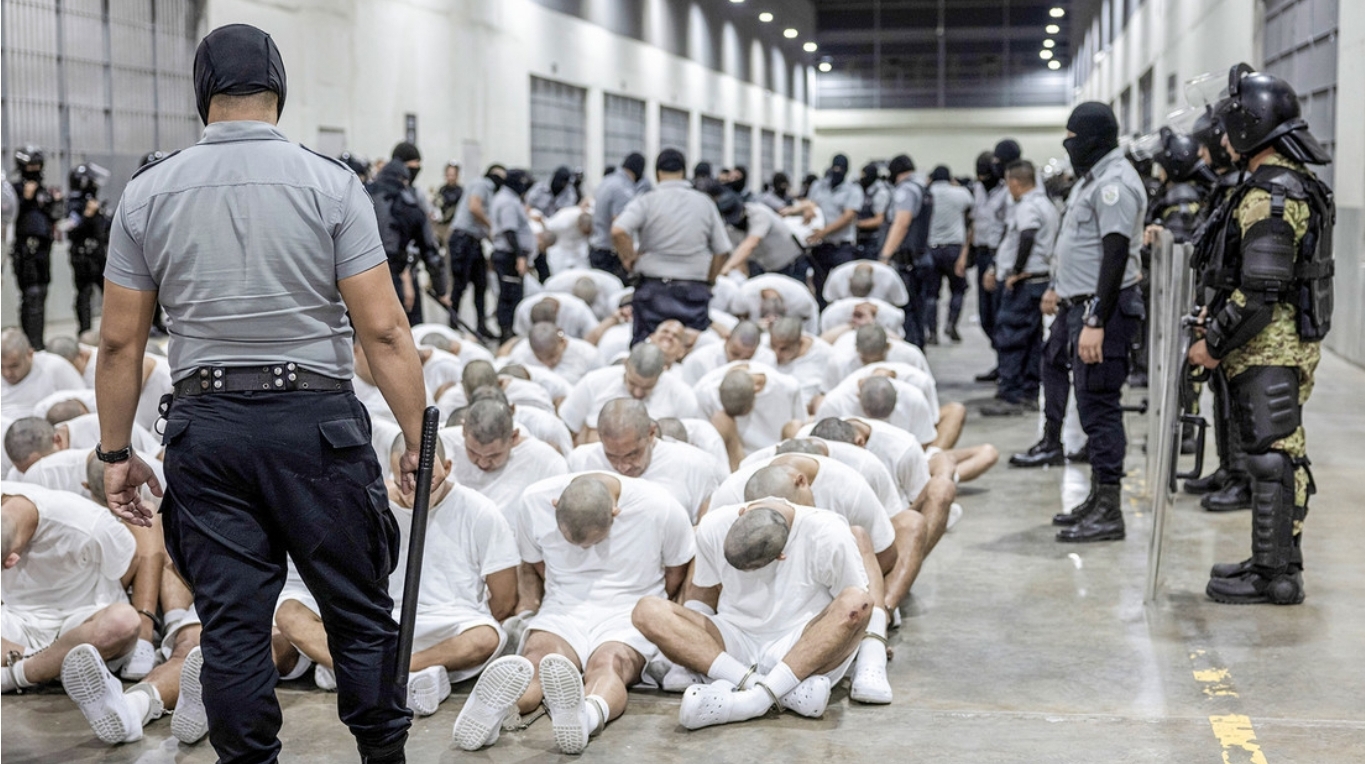 Solicitan a la Corte de El Salvador liberar a venezolanos deportados como “terroristas” por EEUU