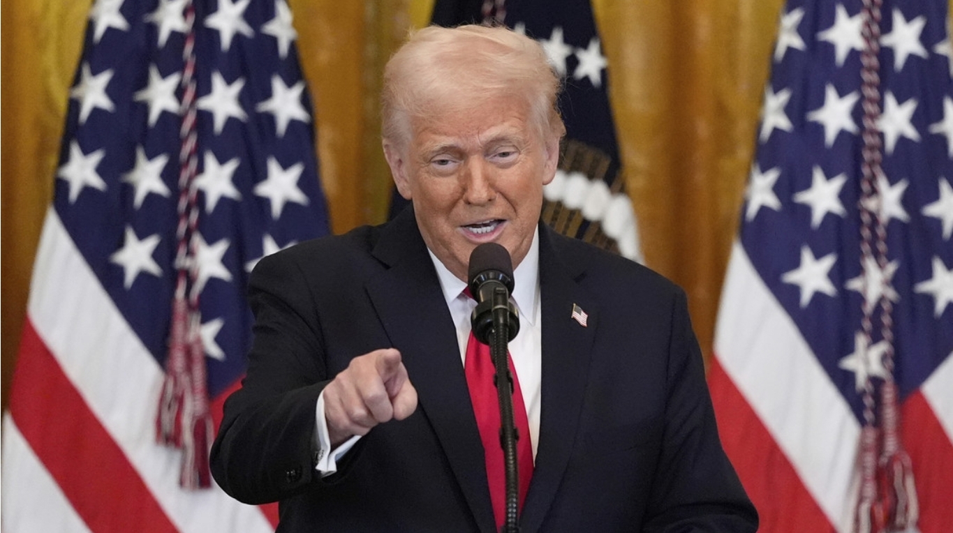 Trump sobre sus políticas de género: “Si naces con ADN masculino, nunca podrás convertirte en mujer”