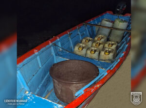 Embarcación y tres tripulantes retenidos