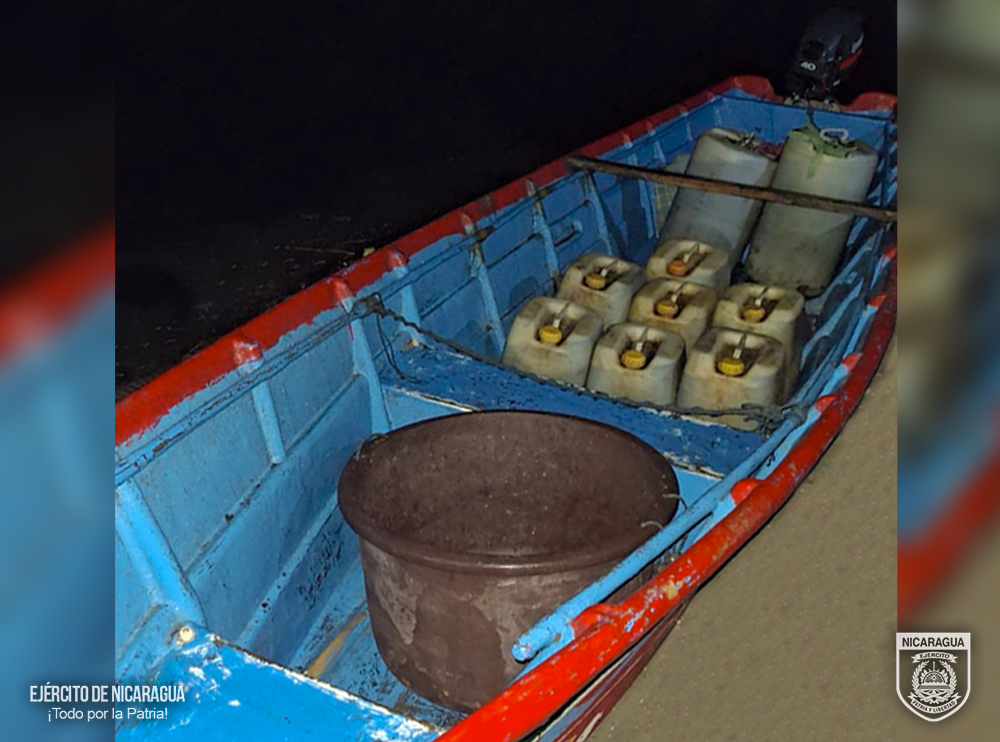 Embarcación y tres tripulantes retenidos