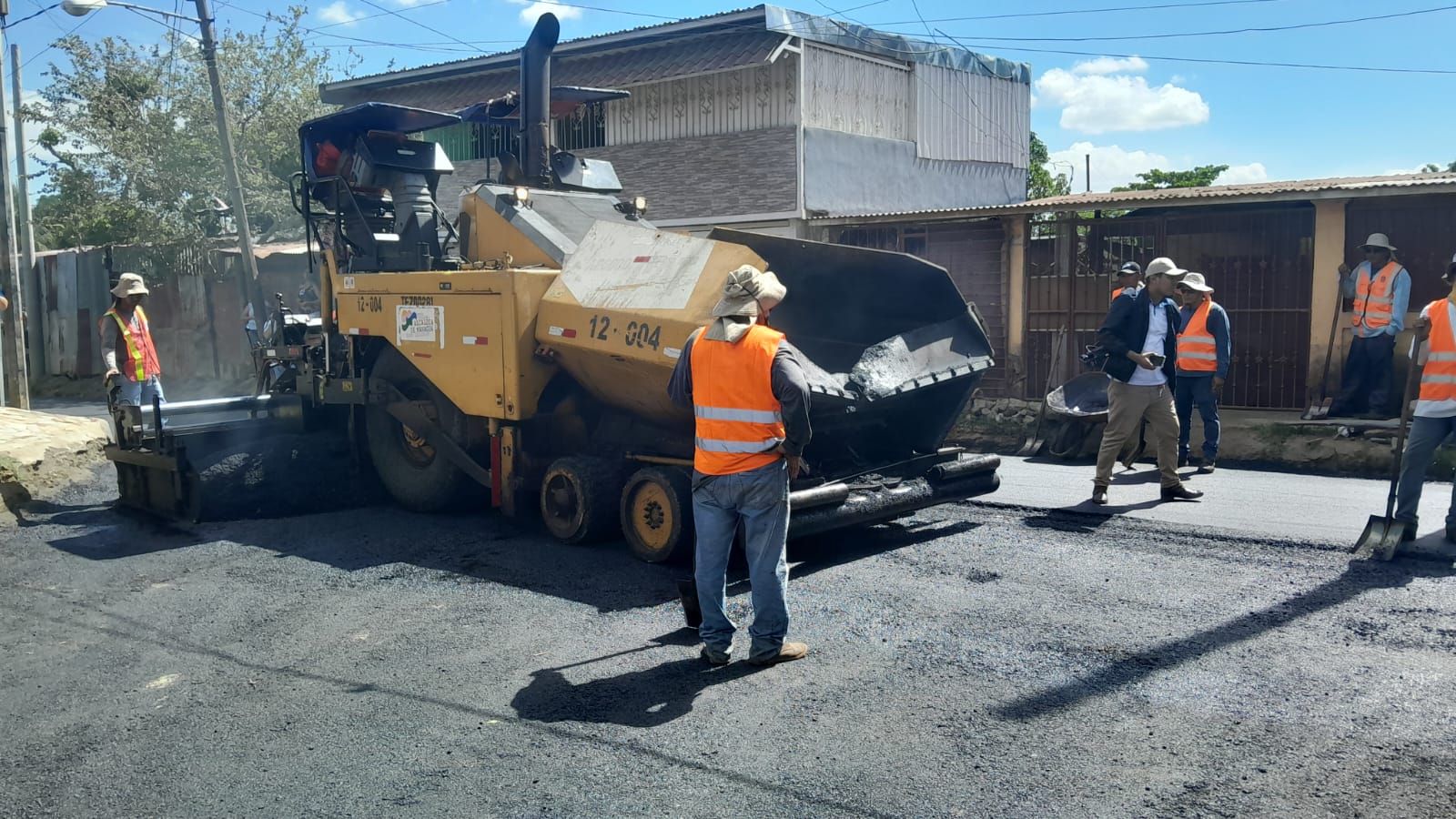 Familias del barrio Germán Pomares de Managua beneficiadas con 10 Calles para el Pueblo