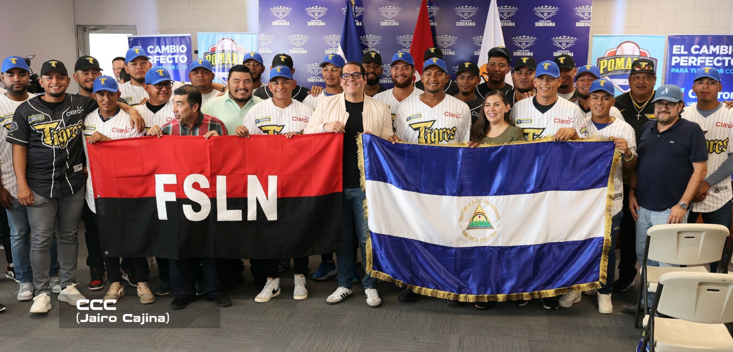 Abanderamiento y entrega de uniformes a los Tigres