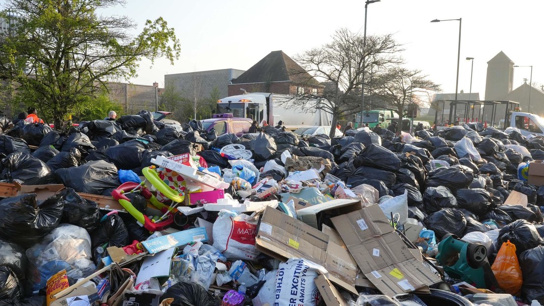VIDEO: 17 mil toneladas de basura inundan las calles de una ciudad británica