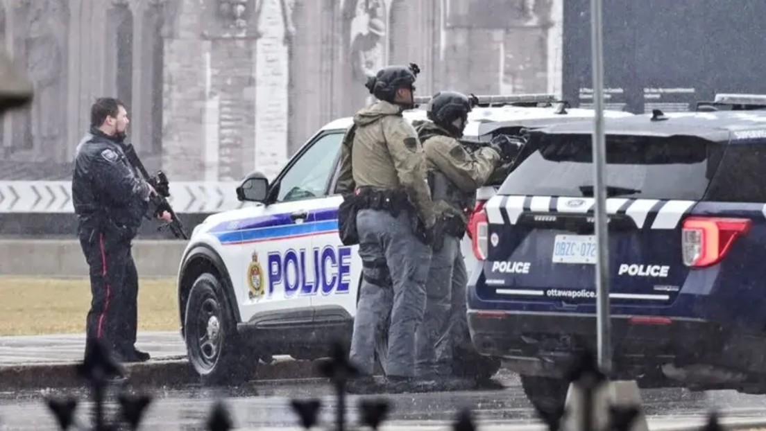 Cierran parlamento canadiense por presencia de hombre armado