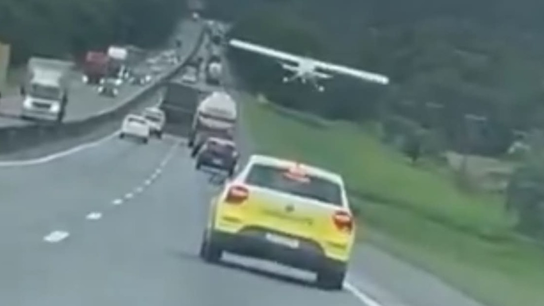 VIDEO: piloto aterriza su avioneta en una transitada autopista sin causar daños
