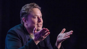 Musk llama públicamente "imbécil" al asesor comercial de Trump