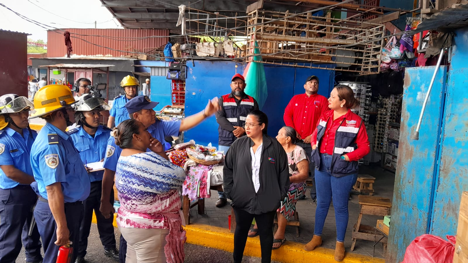 Bomberos garantizan seguridad a comerciantes y compradores del mercado Roberto Huembes