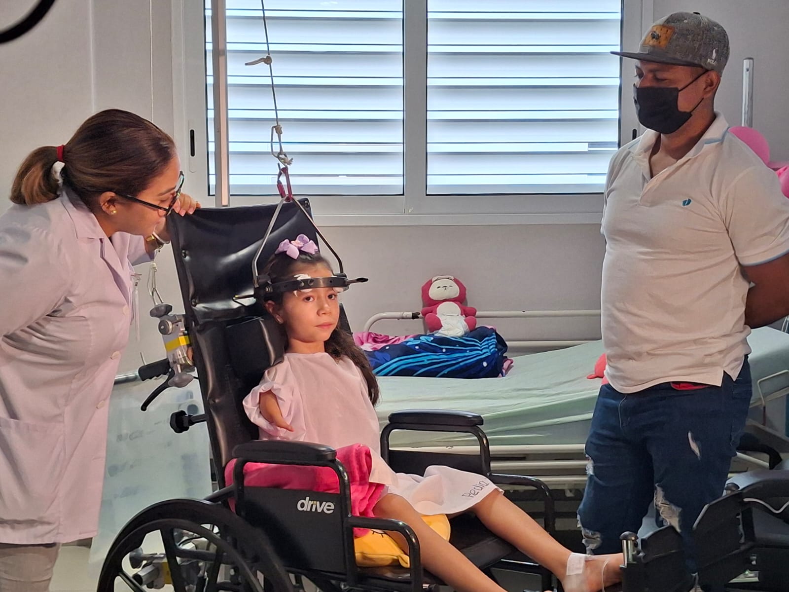 Practican cirugías gratuitas de columnas a niños nicaragüenses