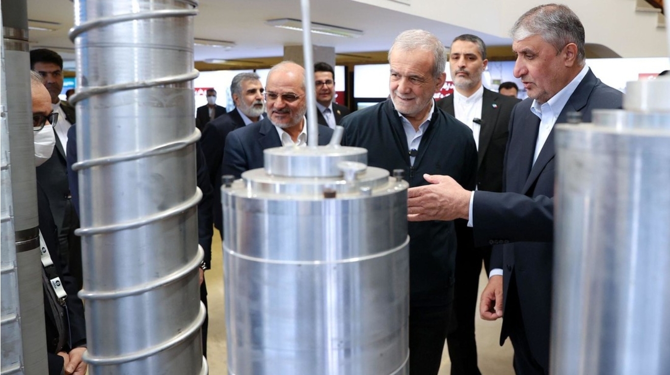 El presidente de Irán visita un centro nuclear antes de retomar el diálogo con EEUU