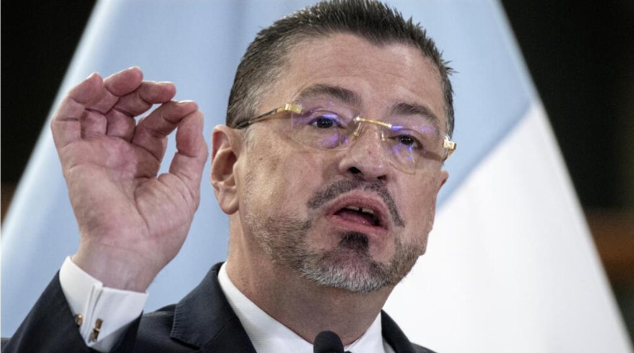 Presidente tico rechaza denuncia y agrava lid entre poderes