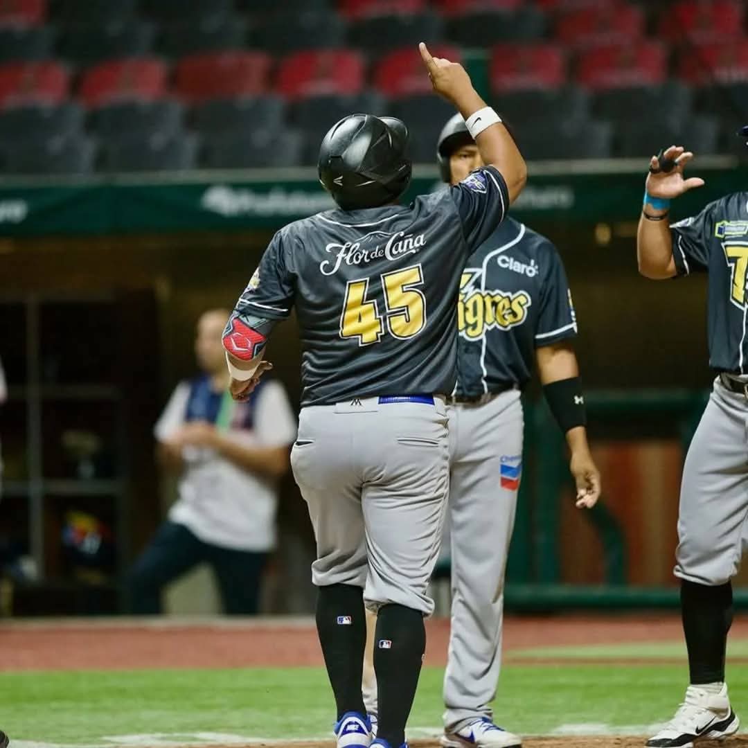 Los Tigres del Chinandega derrotan 14 a 9 a los Titanes de la Florida