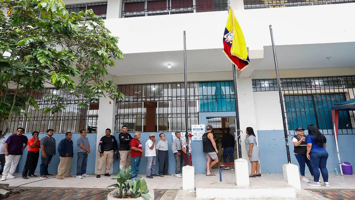 Comienza la segunda vuelta electoral en Ecuador