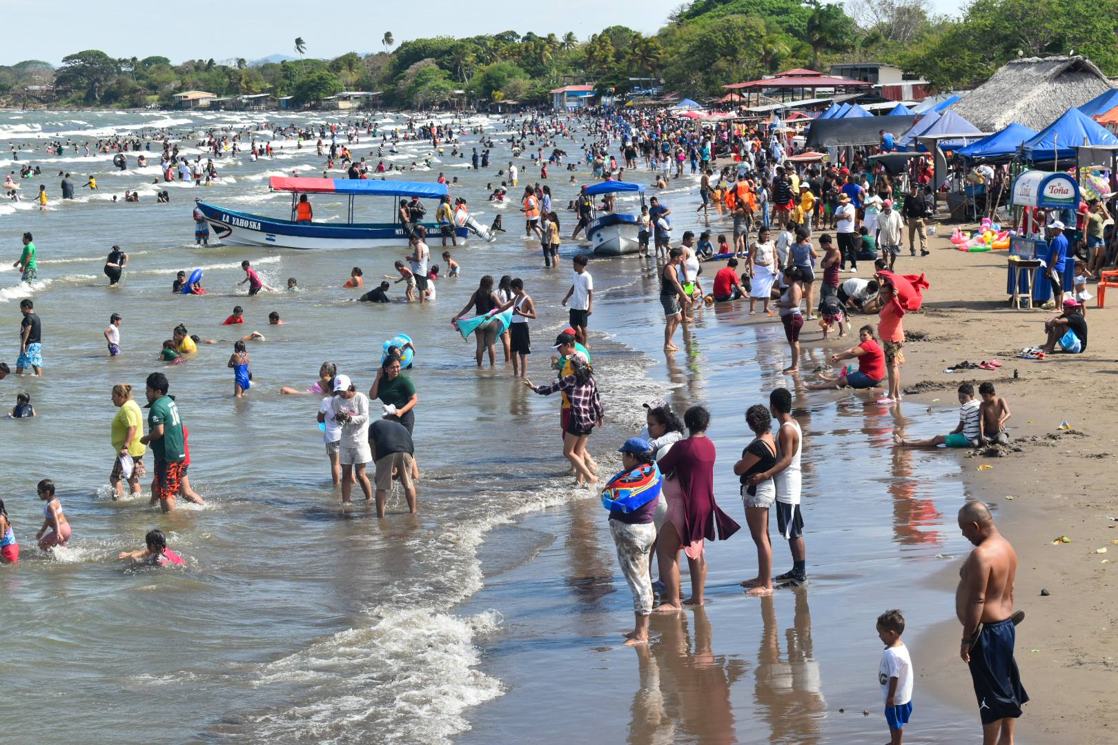 Inicio de vacaciones lleva a miles de nicaragüenses a refrescarse en los balnearios